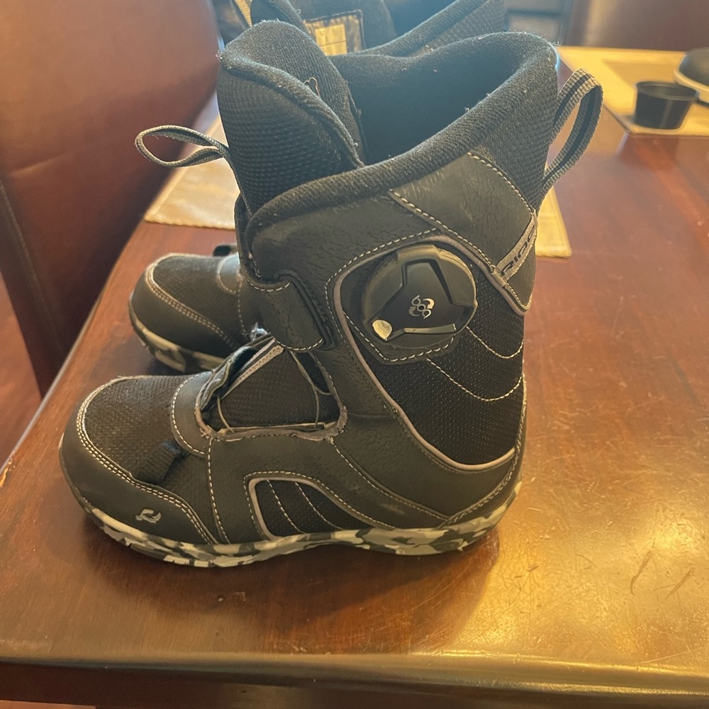 Norris kids snowboard boots size 1